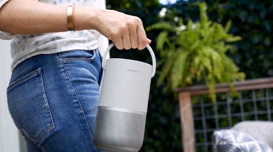 คนถือลำโพง Bose แบบพกพา