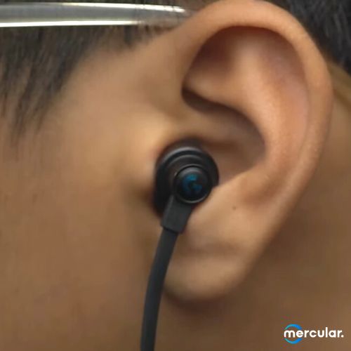 สวมใส่หูฟัง Logitech G333 In-Ear