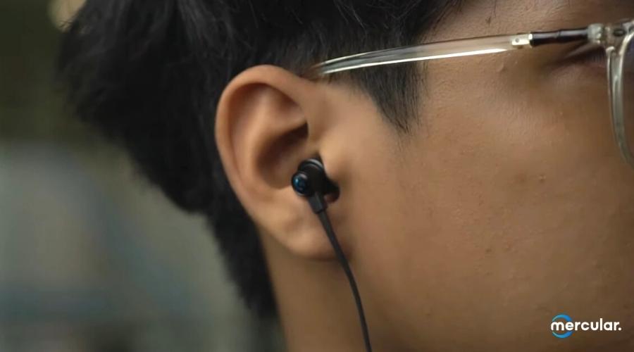 ผู้ชายสวมใส่หูฟัง Logitech G333 In-Ear