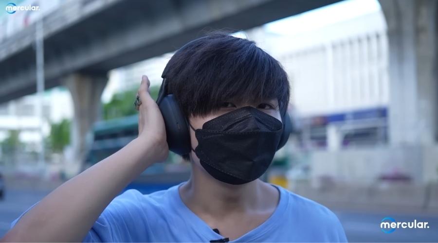 ใส่หูฟัง Sony WH-1000XM5 ริมถนน