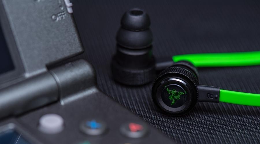 หูฟัง Razer Hammerhead Pro V2 วางคู่กับเครื่องเกม