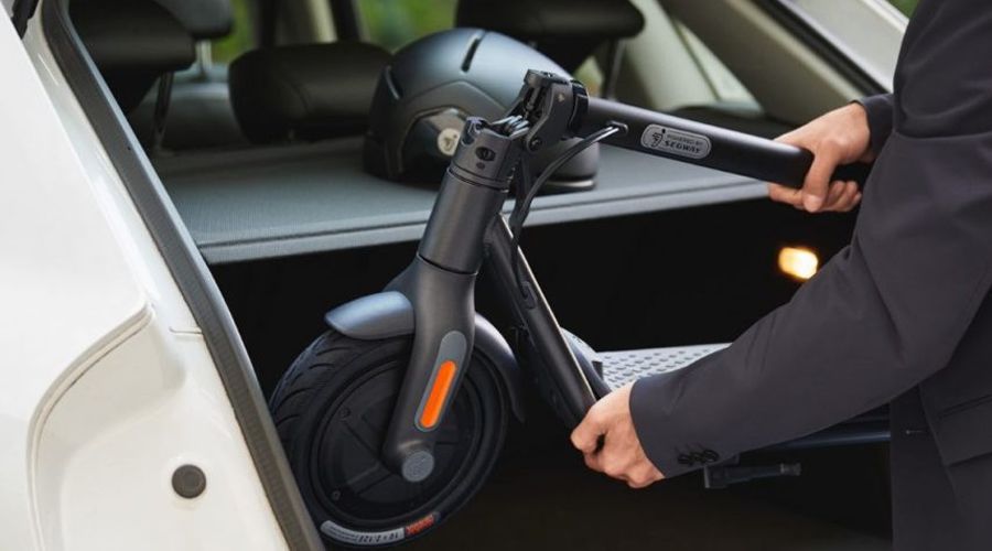 สกู๊ตเตอร์ไฟฟ้า Ninebot KickScooter F30 folded in the car