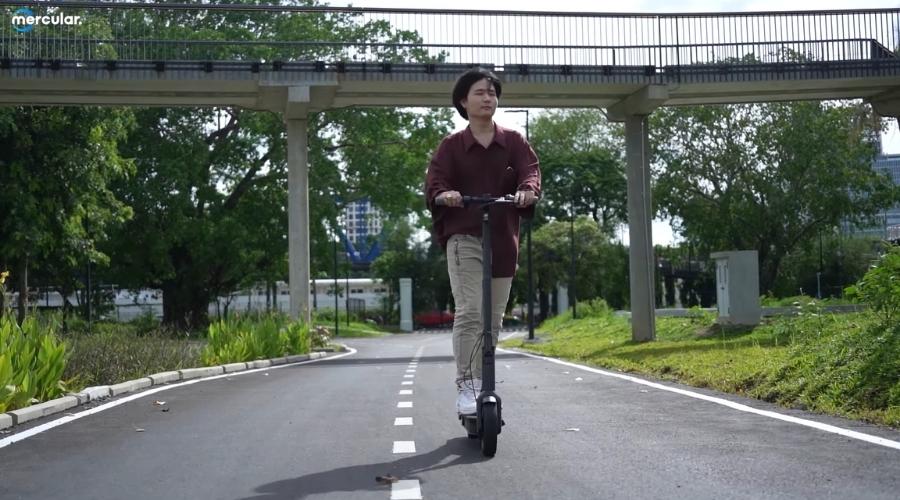 สกู๊ตเตอร์ไฟฟ้า Ninebot KickScooter MAX (2020 Edition) mam riding middle of street daylight outdoor